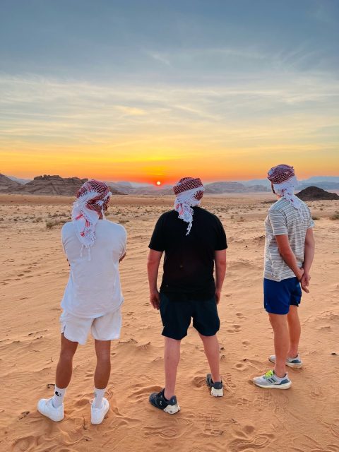 coucher du soleil dans le desert du wadi rum