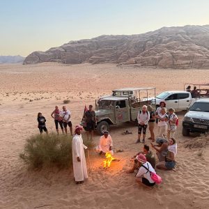 moment pour du thé au coucher du soleil - wadi rum